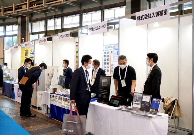 中小企業支援ブースに出展する企業のブースが並ぶイメージ