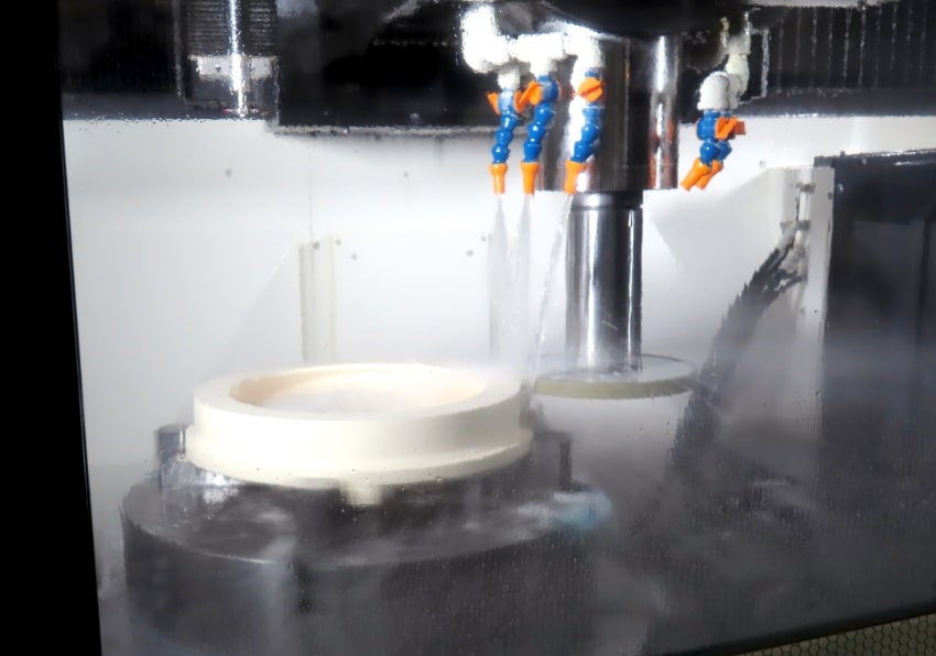 精密部品の研削加工を実演しているイメージ